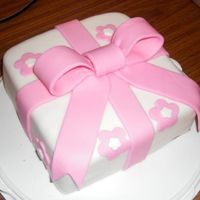 Pink Giftbox I made this for a fondant class from wilton :) I love love love giftbox cakes!