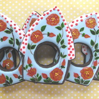 Bird House Cookies With Flowers Made for the birdhouse theme spread in the June issue of Cake Central. Flowers and vines are handpainted with food color, dots are piped....