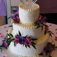 Round Wedding Cake With Fresh Flowers 