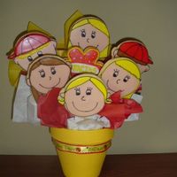 Teacher Bouquet I made this "Peanuts" style bouquet for my daughter's Spanish teacher. Each face represents a child in the class.