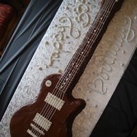 Joe's Les Paul My first attempt on a lifesize guitar cake. Completely edible, except the wrapers on the control knobs (Mini Reese's Cups).