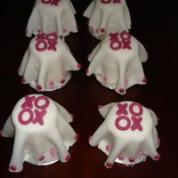Dsc01201.jpg Cupcakes with fondant "drapes" over them.