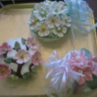 Wedding Cupcakes cupcakes decorated for a wedding with buttercream, fondant, drageesand ribbon