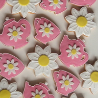 Kitchen Tea Favors Vanilla cookies made using Antonia's icing and gumpaste daisy flowers.