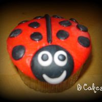 Lady Bug Cup Cake Vainilla cup cake en buttercream y con detalles en pastillaje.