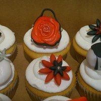 Purse Cupcakes Mini purses and flowers on cupcakes. Fondant toppers.