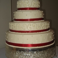 Circle Wedding Cake With Red 