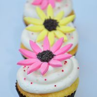 Heidos_B-Day_Cupcake.jpg Lemon cupcakes filled with lemon curd and frosted with lemon buttercream. Flowers are made from fondant.