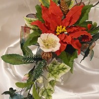 Holiday Flowers I just returned from Nicholas Lodge Holiday In Gumpaste class. It was amazing! Poinsettia, spruce, holly, mistletoe, pine and cones, ivy...