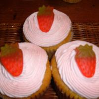 Strawberry Cupcakes Yellow cake with strawberry filling and topped with strawberry bettercream. Thanks mel for the idea.