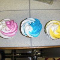 Bi-Color Cupcakes Made these for my daughter's school birthday celebration. Tried using my new bags for two-tone buttercream but they didn't work...