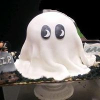 Fondant_Ghost3.jpg Ghost cake for the ghost hunters in town one weekend