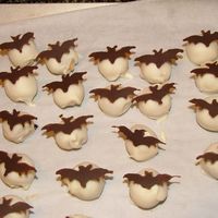 Batty Cake Balls I made this for our Halloween Playgroup Party. They were a HUGE hit. Chocolate transfer bats and WASC truffles. TFL