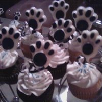 Competition Cupcakes For The Lady Bulldogs!!! Vanilla and Chocolate cupcakes with BC Icing and of course the Paw Print Lollies stuck inside!