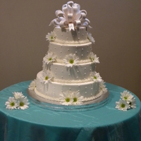 Bow And Daisies Fondant bow and butter cream frosting.