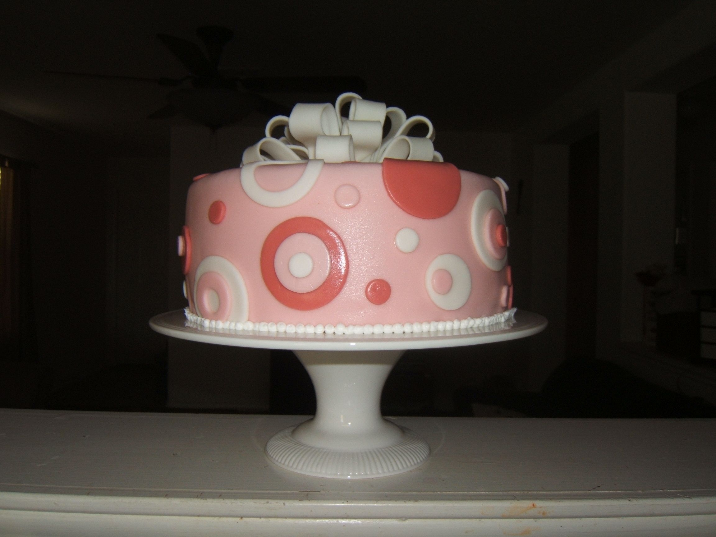 6-2008_012.jpg I made this for my niece for her first birthday. It was my first fondant bow!