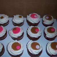 100_1811.jpg Assorted cupcake flavors with assorted BCOh yeah and forgot to add on the other post. That the decorations are rolled BC TFL