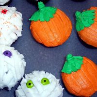 Mummies And Pumpkins 