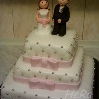 Wedding Cake With Pearls 