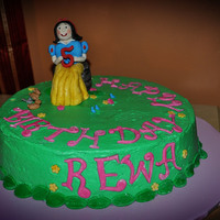 Snow White Birthday Inspired by ninettaduci'scake.....mine doesn't compare to hers but it was fun to make. Gumpaste/fondant figure and fondant...