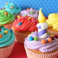 Img_5168.jpg Bright birthday cupcakes with a special one for the birthday boy and girl