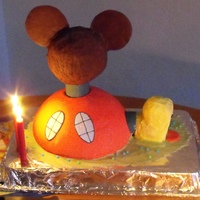Micky Mouse Clubhouse micky Maus wunderhaus.... the head is tr&uuml;ffelmasse (?) and the hpuse is nut with choklate chips cake