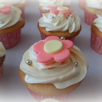 Floral Cupcakes Vanilla cupcakes made with Hello Kitty cake. Fondant flowers and silver dragees for some sparkle. TFL!