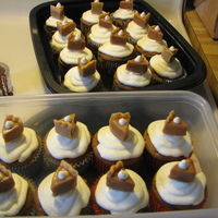 Pumpkin Pie Cupcakes The little pie slices are made out of caramels. Buttercreme frosting on pumpkin spice cupcakes.