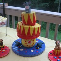 3 Ring Circus I have been wanting to try an extreme cake... at least for me. So, my niece and nephew had a combined birthday with a circus theme and this...