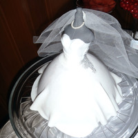 Wedding Dress This is a reply of my sister's wedding dress (or something like that haha) is a carrot cake, with fondant and gumpaste accents.