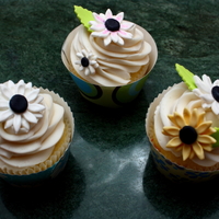 Daisy Cupcakes Sugarshack's buttercream and fondant daisies.