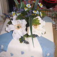 008.jpg flowers made out of fondant/gumpaste. little purple balls flowers and leaves are fake.