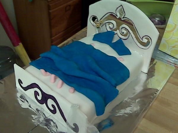 " Do Not Distrurb" Behind Closed Doors _ Wedding Night Idea came from the wonderful people here at cc. Yelloe cake with cream cheese filling. fondat sheets and bedcover. 50/50 mix for head board...