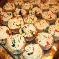 Jackson Pollack I was asked to make cupcakes for a little boy's 3rd birthday and being that he loved art I was asked to do a Jackson Pollack inspired...