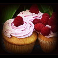 [Jumbo]Vanilla Raspberry Cupcake-Filled W/cheesecake & Raspberry Filling Vanilla cupcakes filled with cheesecake & raspberry filling.Raspberry buttercream & Topped with a fresh raspberry.