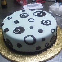 Dots Ponque con sabor a Amaretto y decorado en pasta laminada. Colores favoritos de la homenajeada Marron y azul.