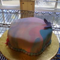 Aunt B-Day Cake Bizcocho preparado especialmente para mi tia. Se llevo una gran sorpresa cuando lo vio.Ponque sabor almendra, pasta laminada y mariposas en...