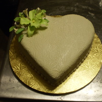 Aniversario este bizcocho fue hecho de pistachio y el cliente lo pidio q fuera sencillo y delicado, se trabajo la pasta laminada con un dise&ntilde...