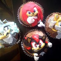 Sonichedhgseries09C.jpg Friends of Sonic! Part of my Sonic the hedghog cupcake series! Kids were wanting something different on their cupcakes SO ...I mad Sonice...