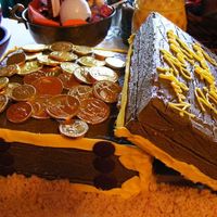 Pirates Treasure Chest My best friend and her family are historical re-enactors, so for her 25th Birthday I surprised her with this Treasure Chest cake....