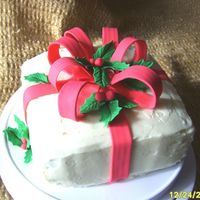 Christmas Present buttercream on cake, fondant ribbon and holly