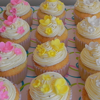 Flower Cupcakes vanilla cupcakes filling with dulce de leche and italian meringue buttercream for the frosting. Gumpaste flowers