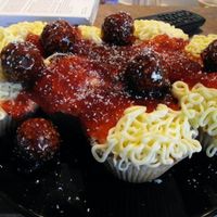 Spagettii Cupcake Cake I made this for my boyfriends dad's birthday, Thank for looking!