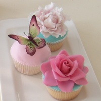 Elegant Little Cakes I made these luxurious cupcakes as an addition to wedding cakes, but they take so much time to make - decorations made from gumpaste - that...