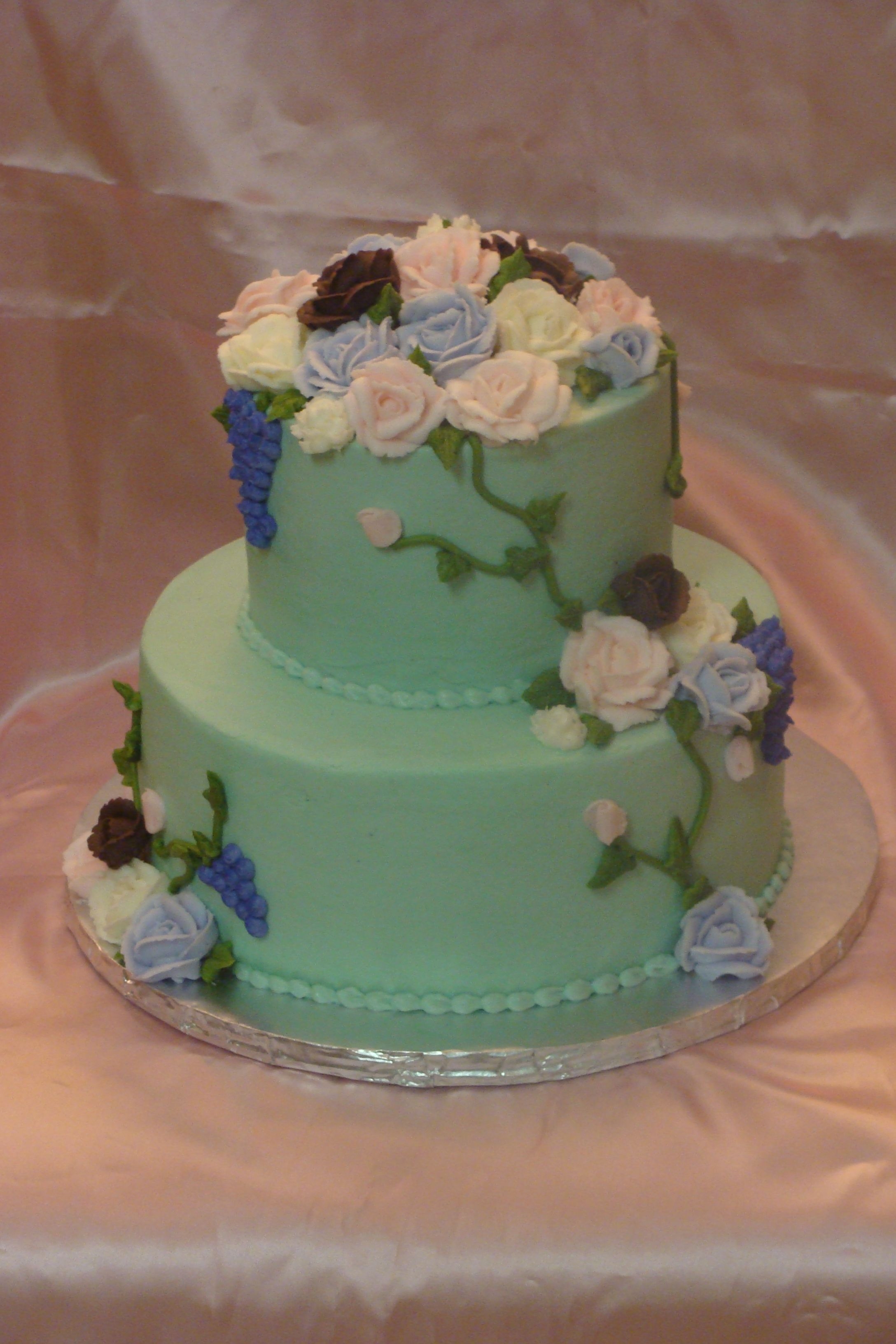 Secret Garden All buttercream with buttercream roses. Got this design from Mark when he made a cake like this on Amazing Wedding Cakes, Merci beaucoup....