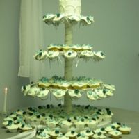 Wedding Cupcakes 150 cupcakes and one 6" cuting cake, mmf and buttercream frosting