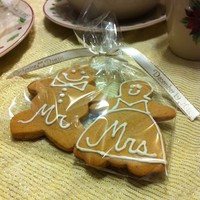 Gingerbreadwedding I made over 300 of these men and women for a friend's daughter's wedding and I was very happy with how they turned out. So cute...