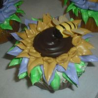 Bee Flower Cupcake 