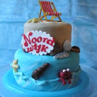 Weekend At The Beach Made for a weekend trip with my former collegues. Decorations out of gumpaste (chair), fondant (shells) and marzipan (crab)