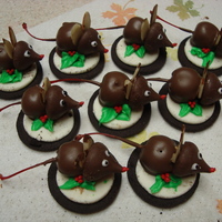 Christmas Mice My 1st attempt at Christmas Mice. My Granddaughter, Alyssa Clarice helped me and did we have fun!!! My inspiration was from another Cake...